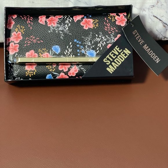 STEVE MADDEN LOGO BAR TRIFOLD WALLET IN GIFT BOX - Picture 2 of 16